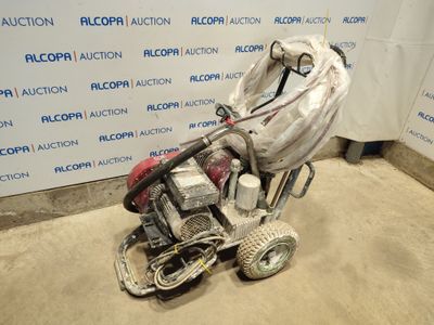 une machine posée par terre devant un mur