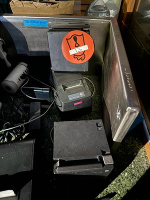 tout un tas d'appareils électroniques qui traînent à l'arrière d'un camion