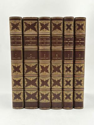 un lot de cinq livres à la couverture marron