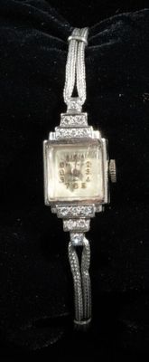 Montre de dame en or gris et métal, boitier souligné de grad…