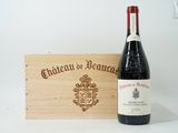 une bouteille de vin posée à côté d'une caisse en bois