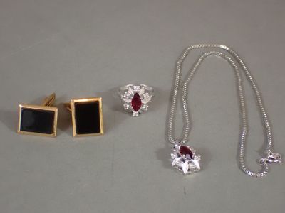 Ensemble de bijoux fantaisie comprenant une paire de boutons…