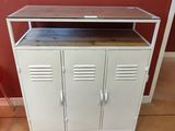 une photo d'une armoire métallique avec un plateau en bois