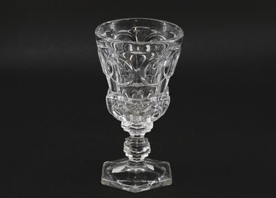 un gros plan d'un verre à vin sur fond noir