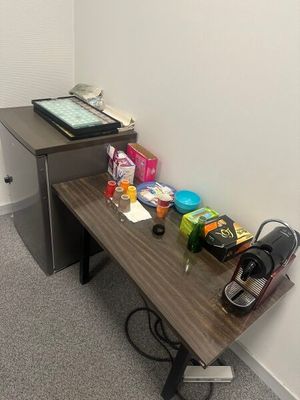 un petit bureau sur lequel est posé un ordinateur