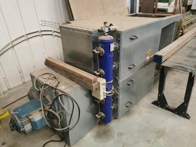 une machine qui se trouve dans un garage