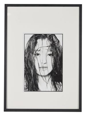 une photo en noir et blanc d'une femme aux cheveux longs