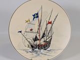 une assiette sur laquelle est représenté un bateau