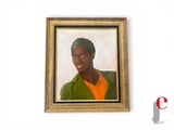 portrait d'un jeune homme vêtu d'une veste verte et d'une chemise orange