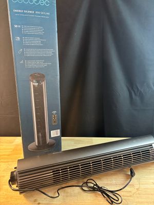 une photo d'un radiateur soufflant noir posé sur une table en bois