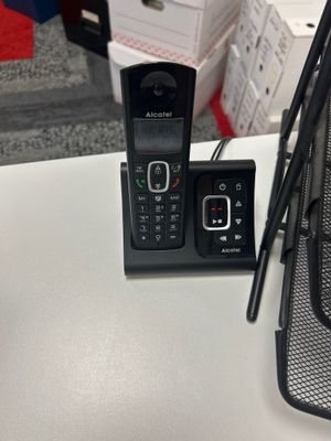 deux téléphones portables posés l'un à côté de l'autre sur une table