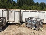 trois caisses en bois posées par terre près d'une clôture