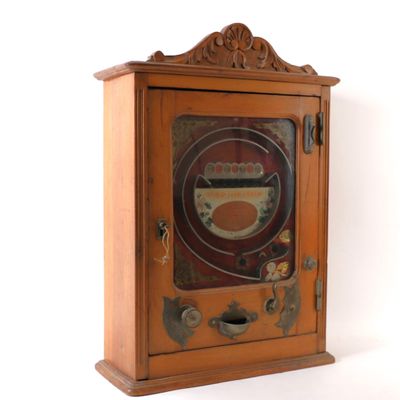 une armoire en bois sur laquelle est posée une horloge