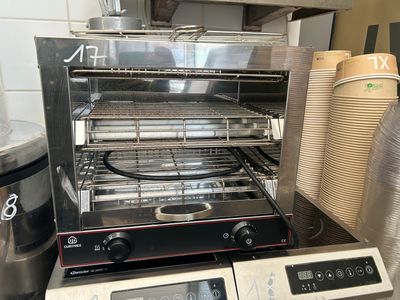un four grille-pain posé sur un plan de travail, à côté d'un mixeur