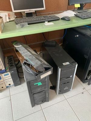 un bureau sur lequel se trouvent deux ordinateurs et un clavier