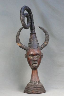 Cimier en bois léger gainé de cuir à patine sombre et coiffe…