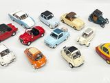 beaucoup de petites voitures miniatures posées sur une surface blanche