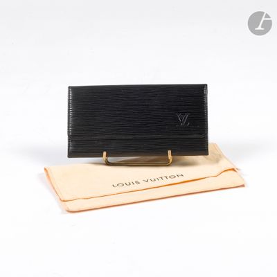 un portefeuille Louis Vuitton noir posé sur un tissu