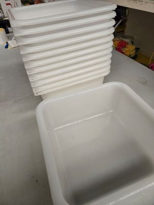 une pile de récipients en plastique blanc posée sur un plan de travail