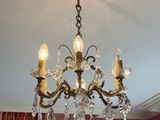 un lustre suspendu au plafond d'une pièce