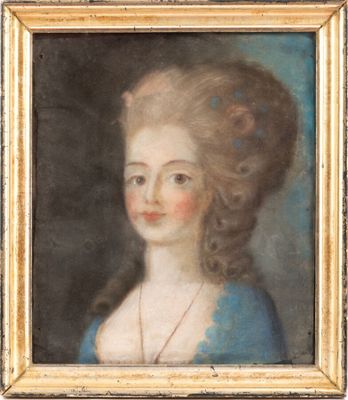 un tableau représentant une femme en robe bleue portant un collier