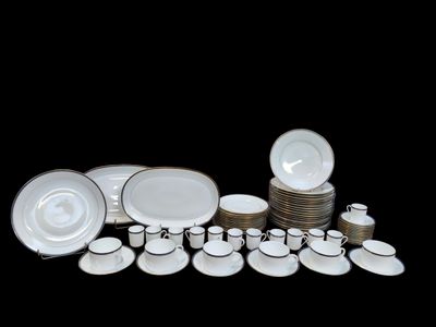 DESHOULIERES à LIMOGES - Partie de service en porcelaine mod…