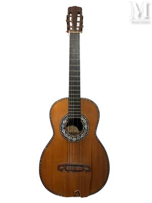 gros plan d'une guitare sur fond blanc
