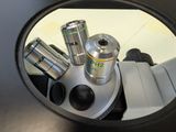 un gros plan d'un microscope contenant des piles
