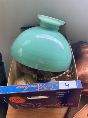 une boîte surmontée d'une lampe bleue