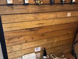 Des bouteilles de vin sont alignées le long d'un mur dans un magasin de vins.