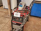 un gros plan d'une machine à souder à laquelle est raccordé un tuyau
