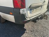 une camionnette blanche garée sur le bord de la route