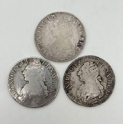 trois pièces d'argent posées l'une sur l'autre sur une surface blanche