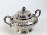 une théière plaquée argent avec un couvercle, sur fond blanc