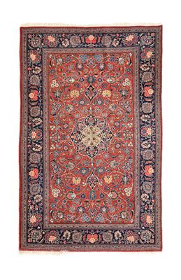 un tapis rouge et noir avec un motif floral sur fond blanc