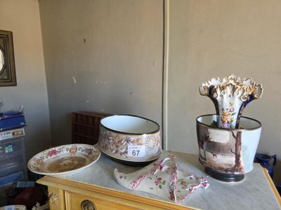 deux bols et un bol posés sur une commode dans une pièce