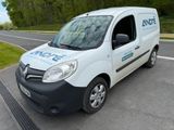 une camionnette blanche garée sur le bord de la route