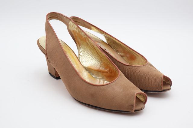 ESCADA – Paire d’escarpins en toile taupe. Taille : 36.5