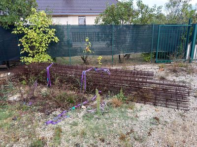 une clôture ornée de rubans violets