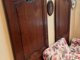 un lit recouvert d'une couette à motifs floraux
