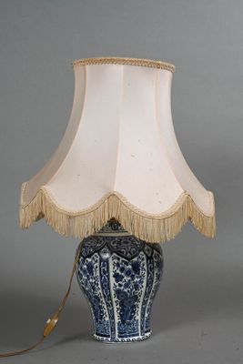 une lampe bleue et blanche munie d'un abat-jour blanc