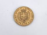 une pièce d'or ornée d'un blason