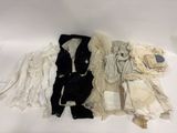 plusieurs vêtements sont disposés sur une surface blanche