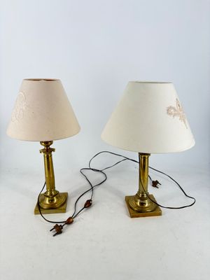 deux lampes posées sur une surface blanche