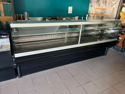 une photo d'une vitrine de charcuterie dans un magasin