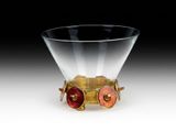un gros plan d'un bol en verre orné d'un motif doré et rouge