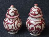 deux vases rouges et blancs ornés de motifs