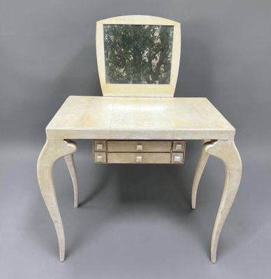 un bureau blanc sur lequel est posé un miroir