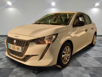 la voiture blanche est garée sur le sol à carreaux d'une pièce