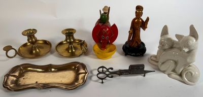 de nombreux objets posés ensemble sur la table